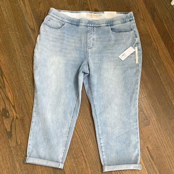 Soft Surroundings The Ultimate Denim Pull-On Crop Jeans in everwash straight leg - Picture 4 of 15